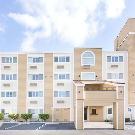 Super 8 By Wyndham National City Chula Vista Εξωτερικό φωτογραφία