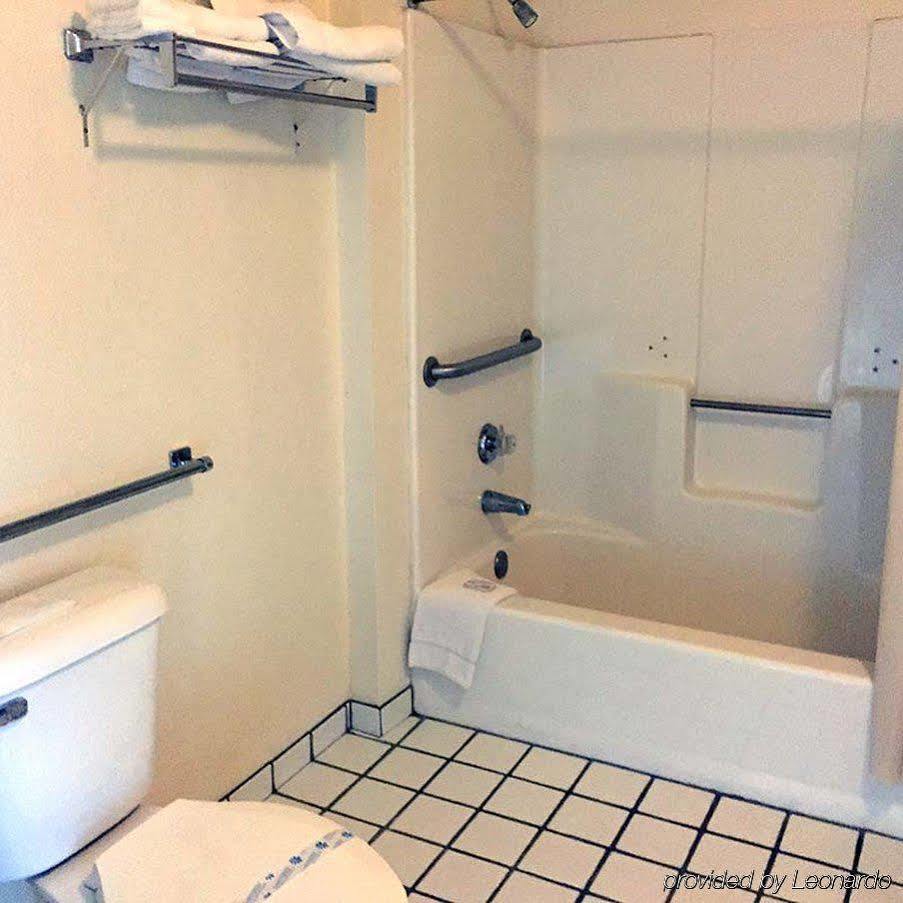 Super 8 By Wyndham National City Chula Vista Εξωτερικό φωτογραφία